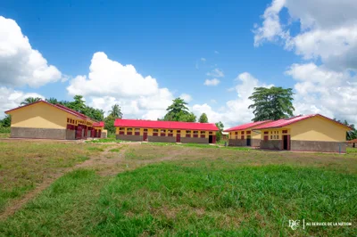 L'école primaire Nanga Nangayi offre à la population locale un accès à l'éducation et une scolarisation moderne.