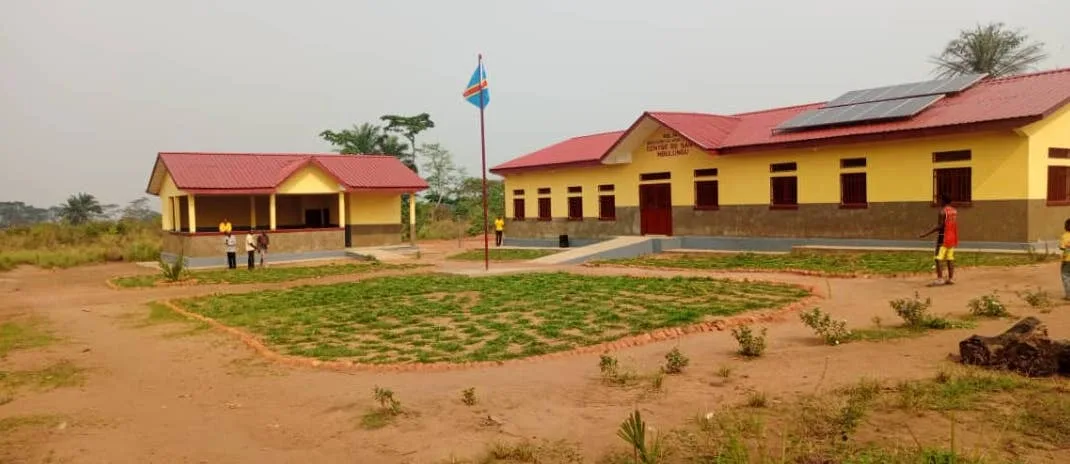 Aperçu de deux bâtiments du Centre de Santé de Mbulungu