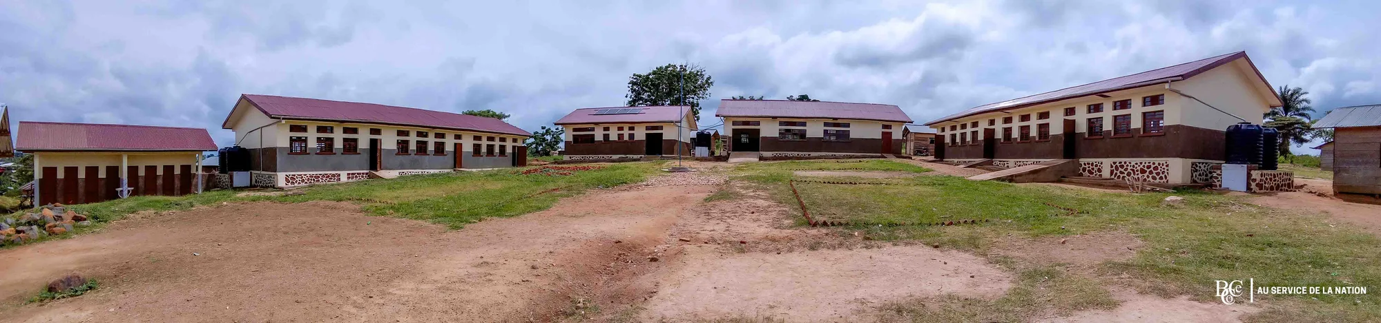 Aperçu de l'ensemble des batiments de l'école primaire Makumo