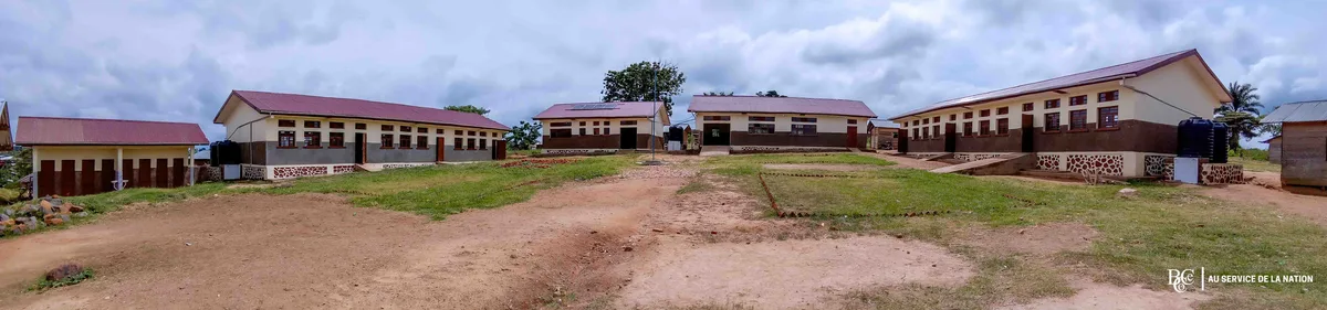 Aperçu de l'ensemble des batiments de l'école primaire Makumo